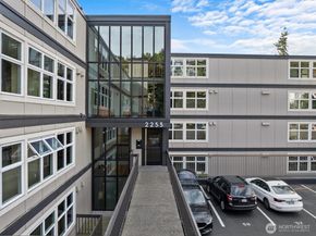 2253 Gilman Drive W 104, Seattle WA 98119