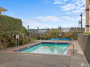 2253 Gilman Drive W 104, Seattle WA 98119