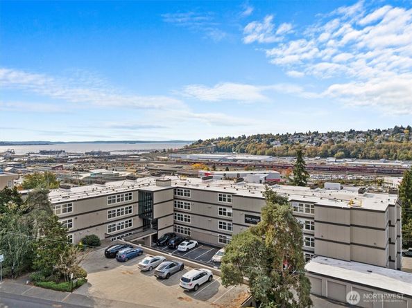 2253 Gilman Drive W 104, Seattle WA 98119