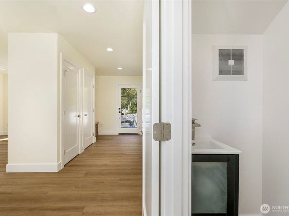 9253 6th Avenue NW b, Seattle WA 98117