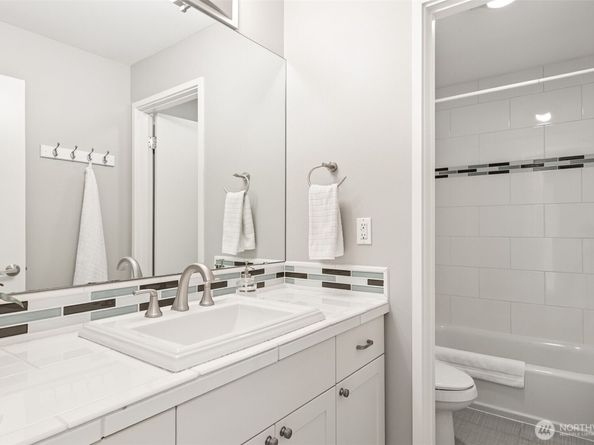 6214 52nd Avenue NE, Seattle WA 98115