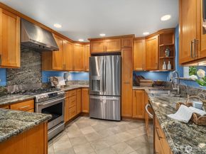 909 110th Avenue SE, Bellevue WA 98004