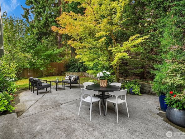 909 110th Avenue SE, Bellevue WA 98004