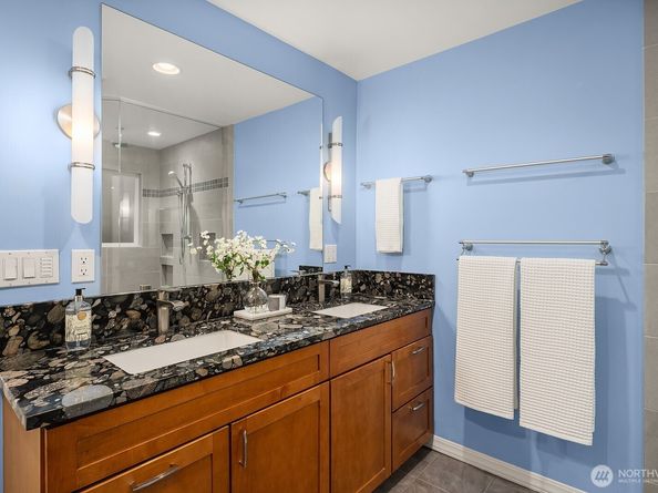909 110th Avenue SE, Bellevue WA 98004