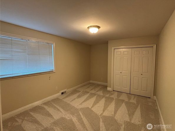 1542 E Lake Sammamish Parkway NE, Sammamish WA 98074