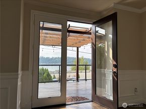 1542 E Lake Sammamish Parkway NE, Sammamish WA 98074