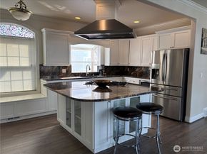 1542 E Lake Sammamish Parkway NE, Sammamish WA 98074