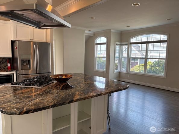1542 E Lake Sammamish Parkway NE, Sammamish WA 98074