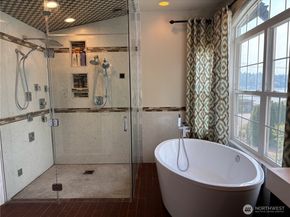 1542 E Lake Sammamish Parkway NE, Sammamish WA 98074
