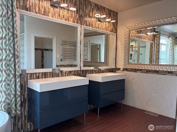 1542 E Lake Sammamish Parkway NE, Sammamish WA 98074