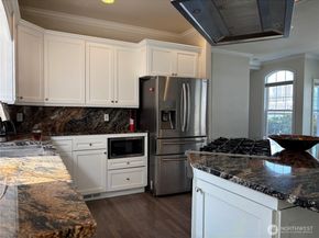 1542 E Lake Sammamish Parkway NE, Sammamish WA 98074