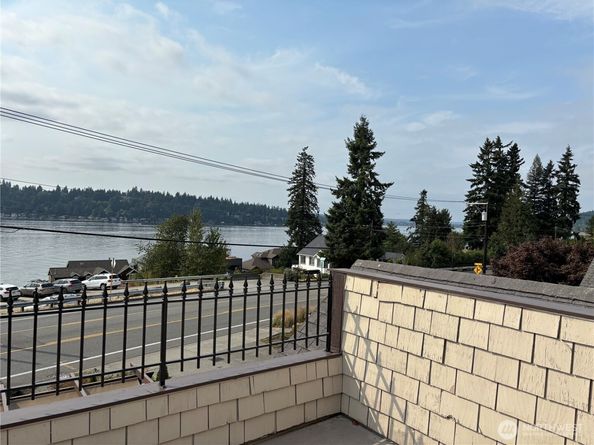 1542 E Lake Sammamish Parkway NE, Sammamish WA 98074