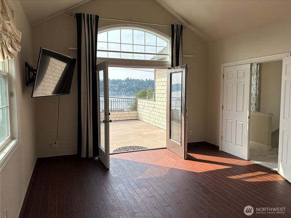 1542 E Lake Sammamish Parkway NE, Sammamish WA 98074