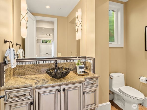 1044 89th Ave NE, Bellevue WA 98004