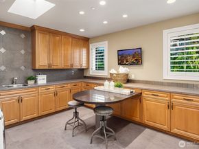 1044 89th Ave NE, Bellevue WA 98004