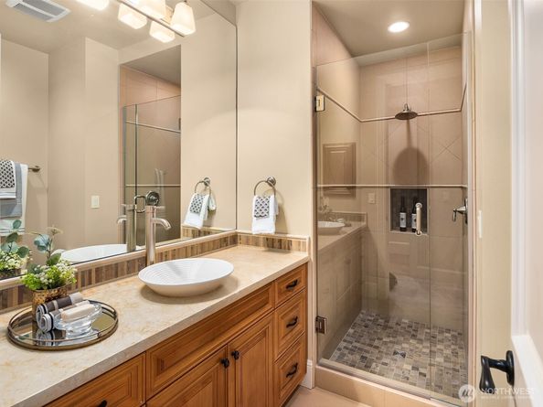 1044 89th Ave NE, Bellevue WA 98004