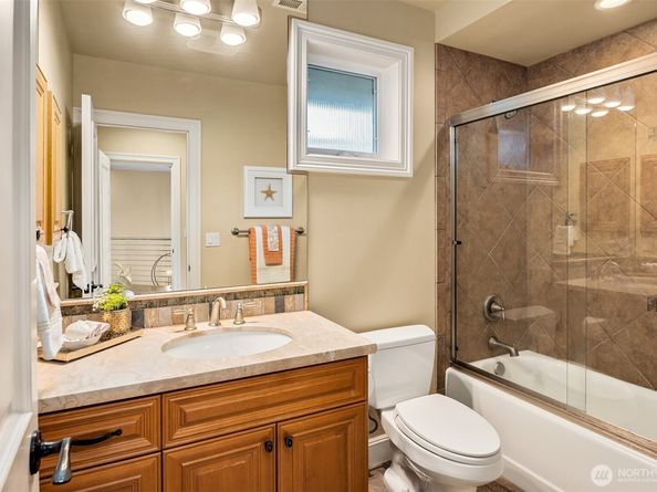 1044 89th Ave NE, Bellevue WA 98004