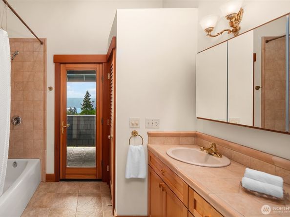 18005 Thorsen Road SW, Vashon WA 98070