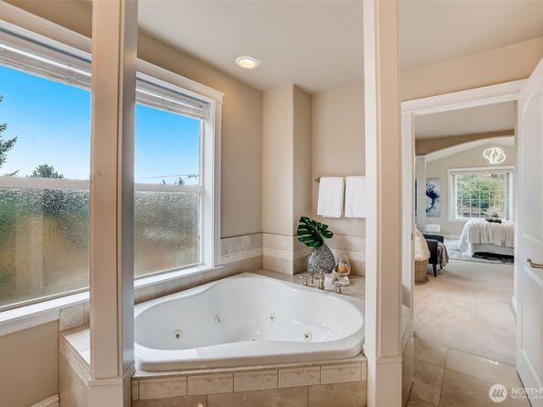 17411 NE 39th Court NE, Redmond WA 98052