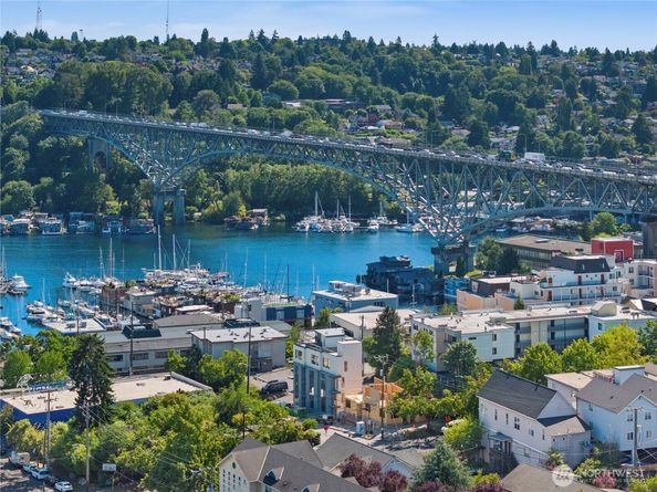 3425 Albion Place N, Seattle WA 98103