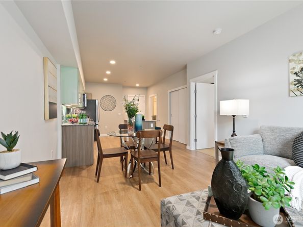 1085 103rd Avenue NE 203, Bellevue WA 98004