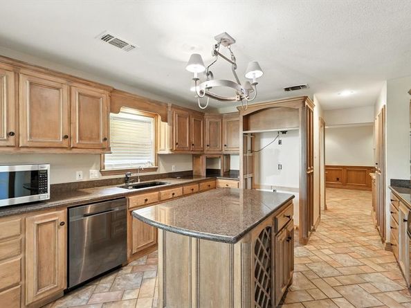 709  Trail Lake Drive , Euless Texas 76039