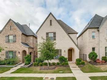 1043  Sarah Street 