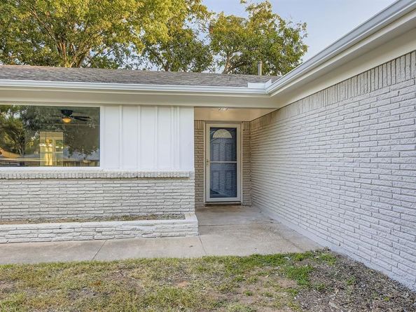 420  Bedford Court W, Hurst Texas 76053