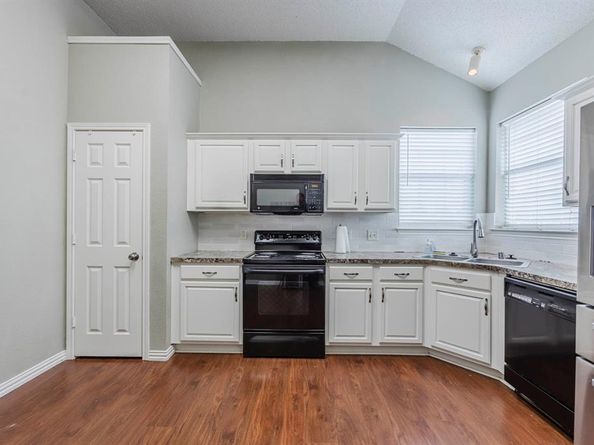 1009  Windsor Drive , Saginaw Texas 76179