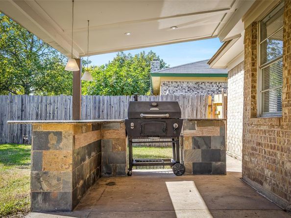 5712  Twin Oaks Drive , Haltom City Texas 76148