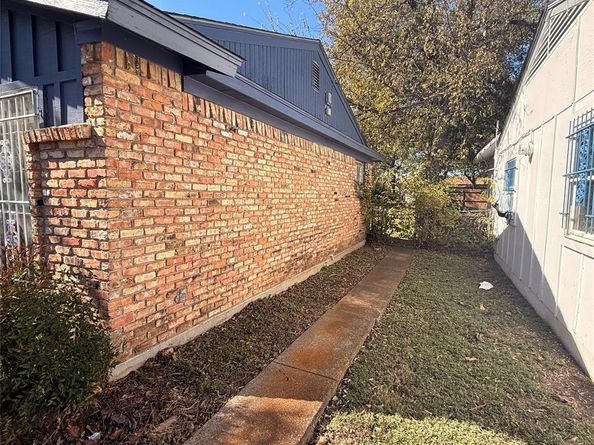 3711  Happy Canyon Drive , Dallas Texas 75241