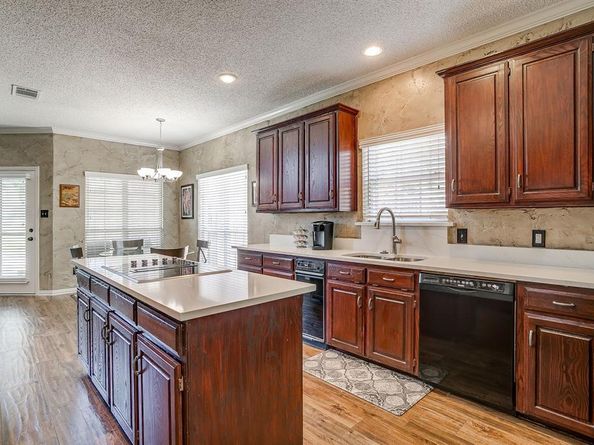 2801  Pomponessett Drive , Arlington Texas 76001