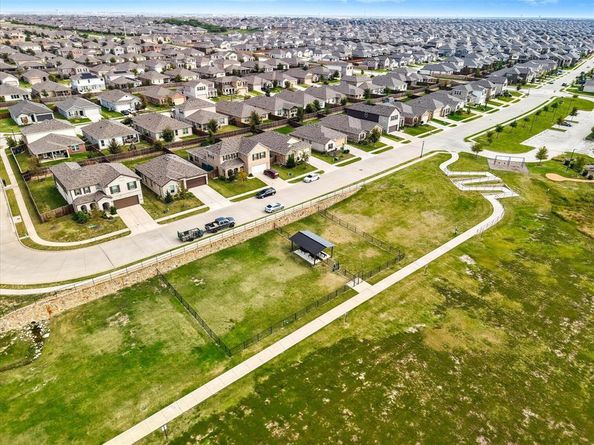 1112  Waggoner Drive , Aubrey Texas 76227