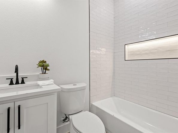 2001  Hearne Avenue  101, Dallas Texas 75208