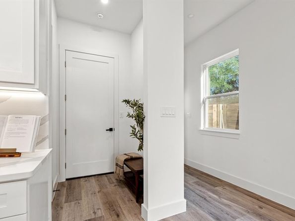 2001  Hearne Avenue  101, Dallas Texas 75208