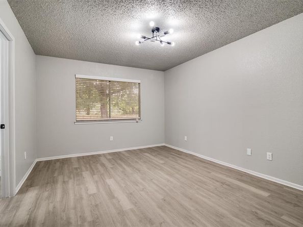6815  Umphress Road , Dallas Texas 75217