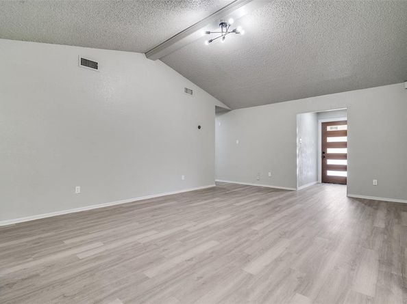 6815  Umphress Road , Dallas Texas 75217