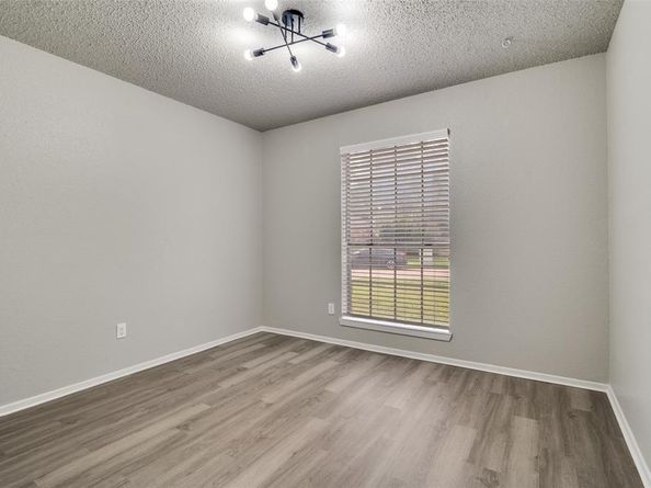 6815  Umphress Road , Dallas Texas 75217
