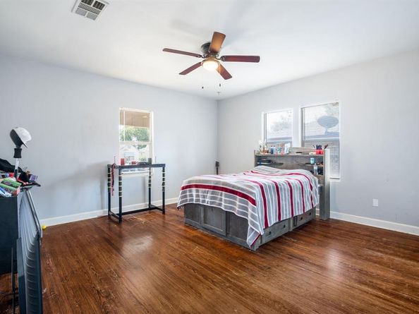 719 N Barnett Avenue , Dallas Texas 75211