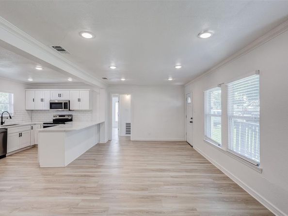 805  Crockett Street , Garland Texas 75040
