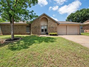 212 S Heights Drive , Crowley Texas 76036