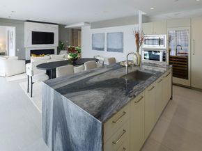 2408  Victory Park Lane  1039, Dallas Texas 75219