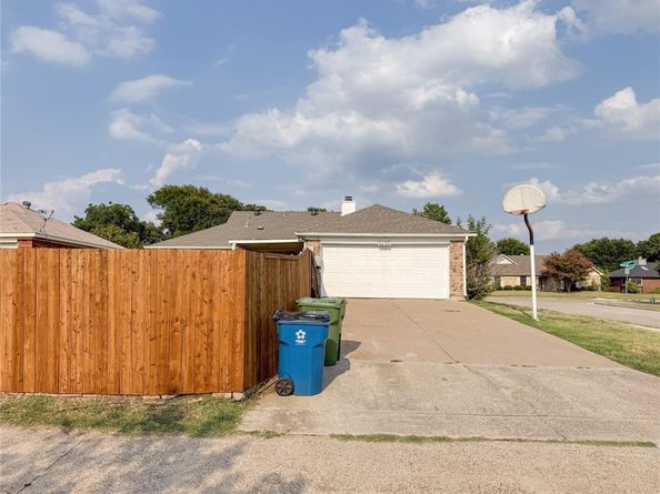 1602  Autumn Breeze Lane , Lewisville Texas 75077