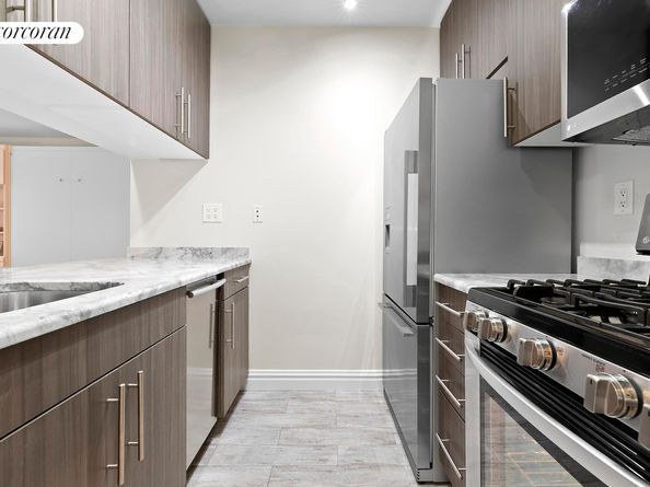 393 West 49th Street 2FF, New York NY 10019