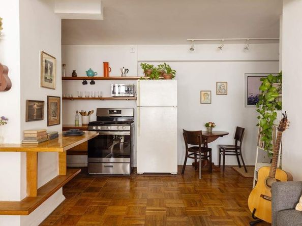 210 East 36th Street 11B, New York NY 10016