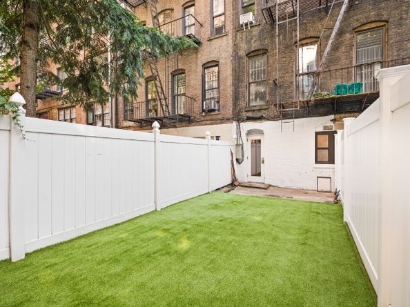 323 East 90th Street, New York NY 10128