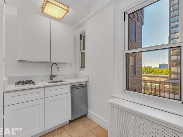 10 Mitchell Place 9E, New York NY 10017