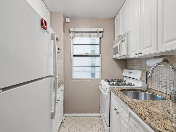 201 East 37th Street 8G, New York NY 10016
