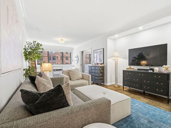 315 East 72nd Street 8D, New York NY 10021