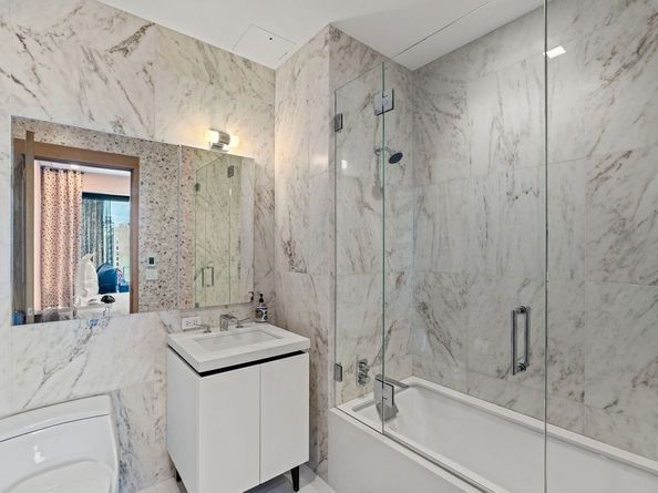 200 East 21st Street 19A, New York NY 10010